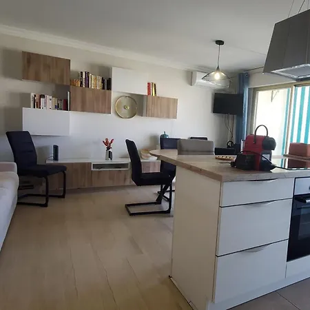 Bright With View Appartement